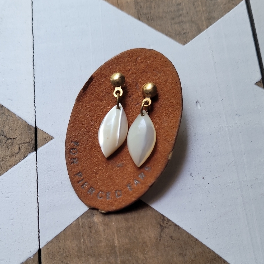 Vintage 1980s Sea World Pearl Elegant Cream Leaf Earrings